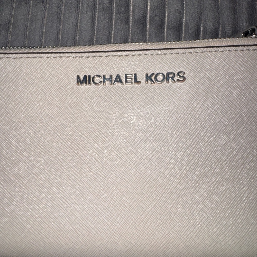 Michael Kors Pale Grey Leather Wristlet Wallet - Picture 2 of 6